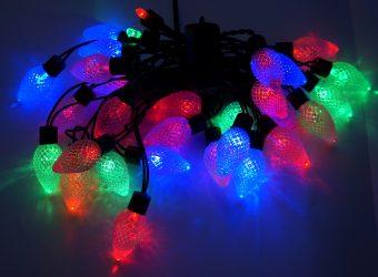 Гирлянда электрическая Новогодняя сказка Шишки 30 LED, цветное свечение, черный провод , 971208